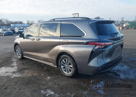 2021 Toyota Sienna Le z USA, uszkodzony, nr VIN 5TDKRKEC6MS024898